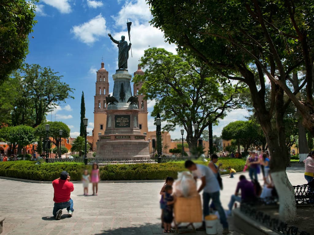 Visita la Plaza Principal y Jardín Hidalgo en Jalisco: Un paseo por la historia y la cultura